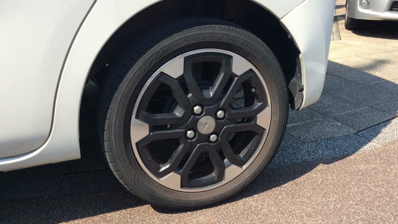 タイヤホイール前