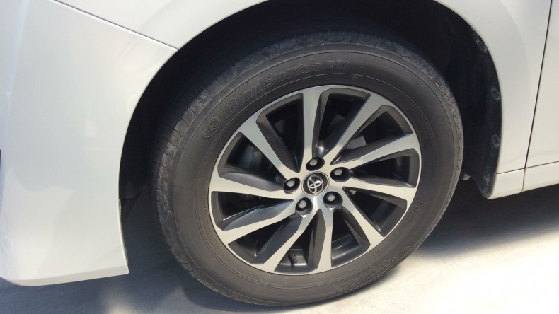 タイヤホイール前