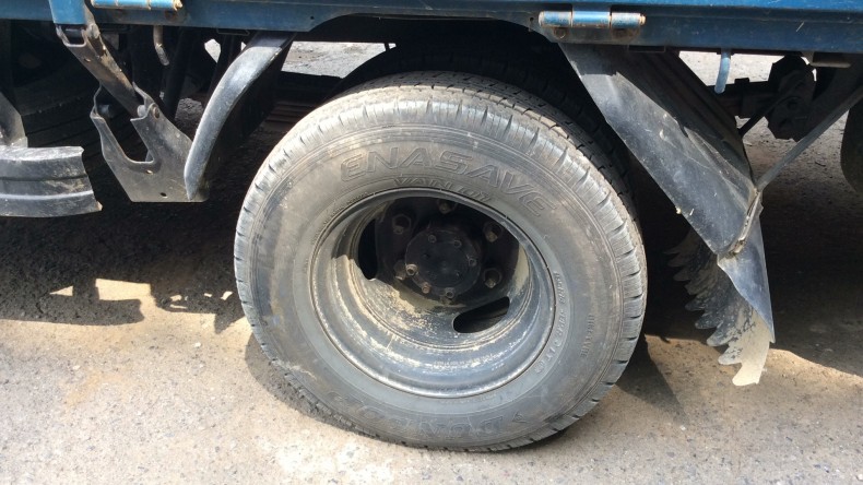 タイヤホイール前