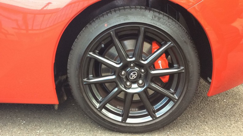 タイヤホイール前