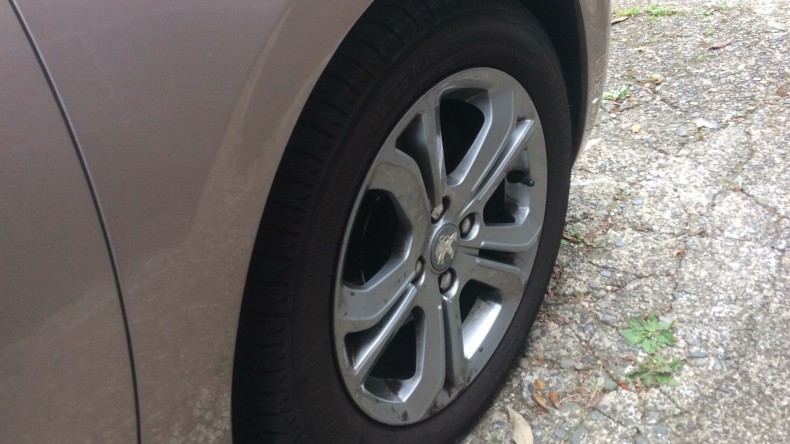 タイヤホイール前