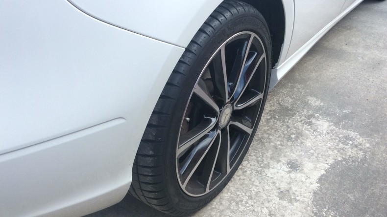 タイヤホイール前