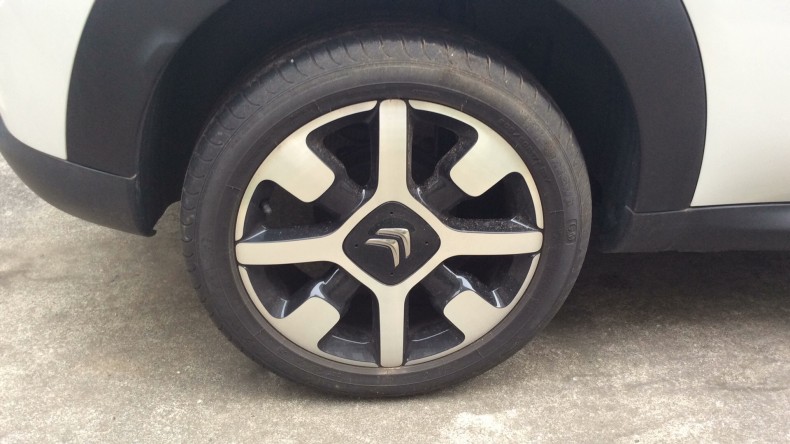 タイヤホイール前