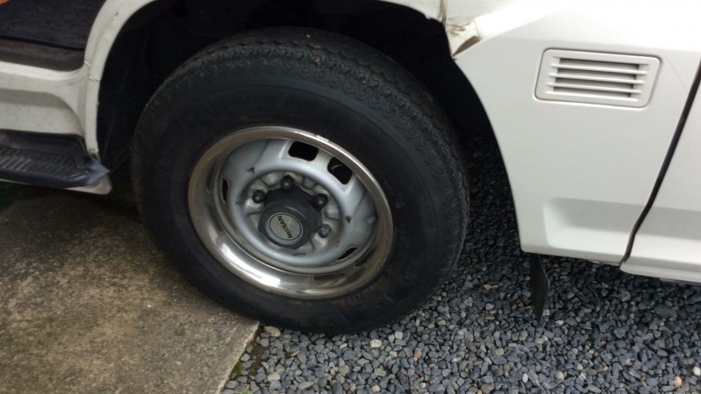 タイヤホイール前