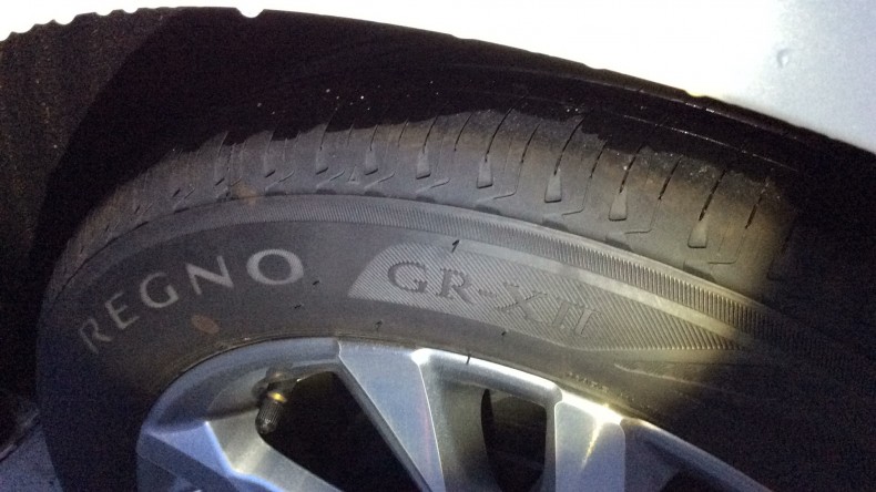 タイヤホイール前