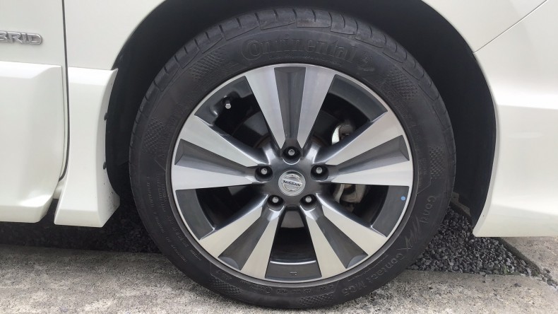 タイヤホイール前