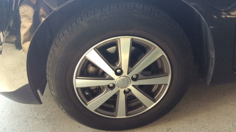 タイヤホイール前