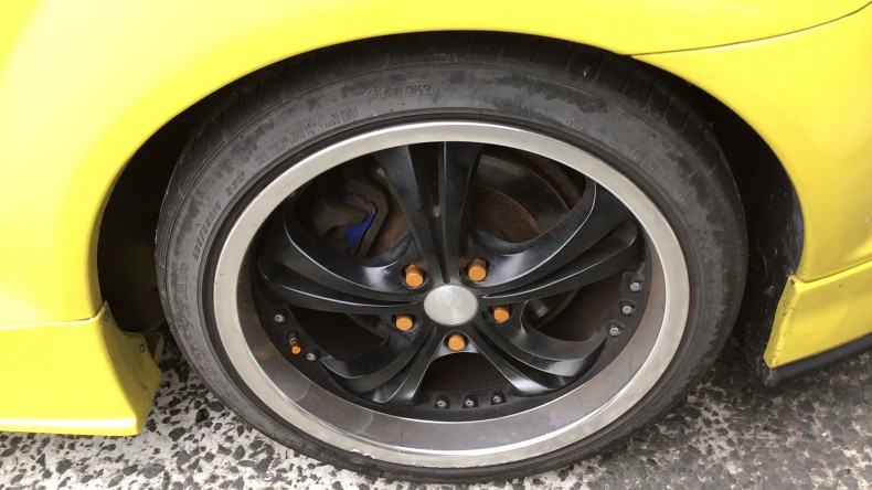 タイヤホイール前