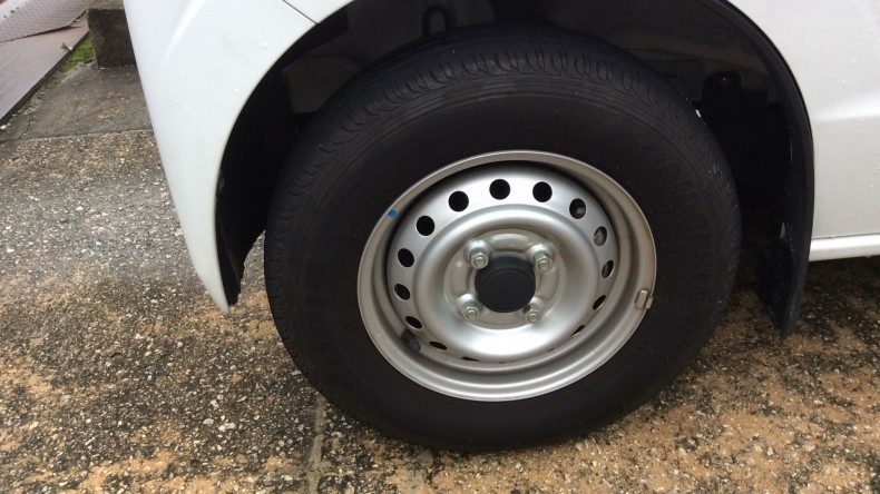 タイヤホイール前