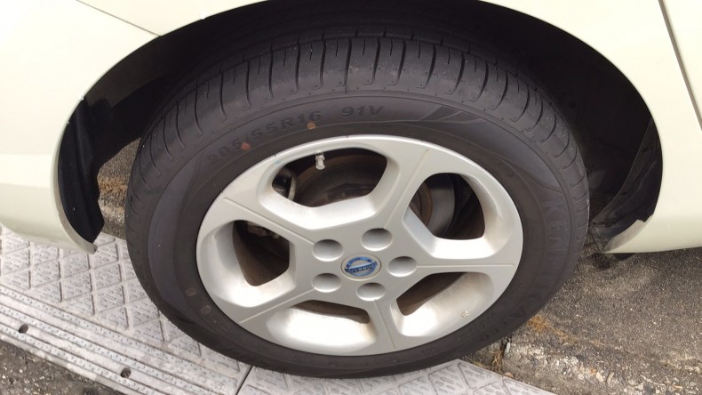 タイヤホイール前