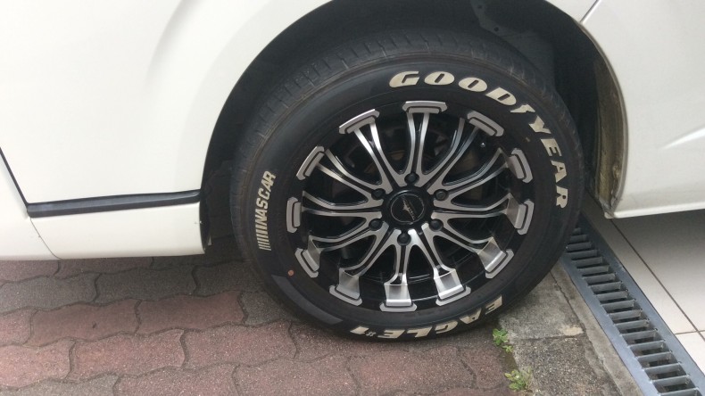 タイヤホイール前