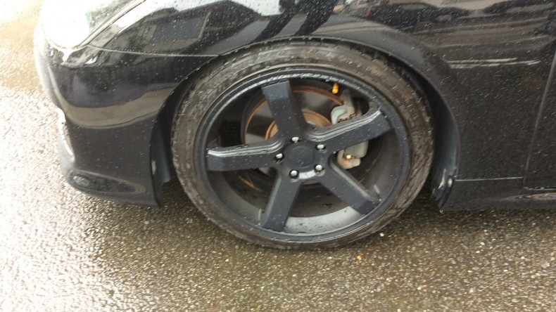 タイヤホイール前