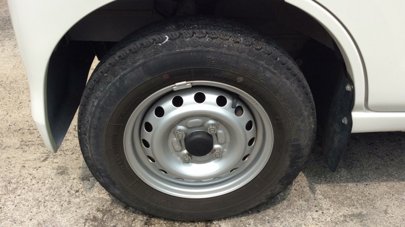 タイヤホイール前