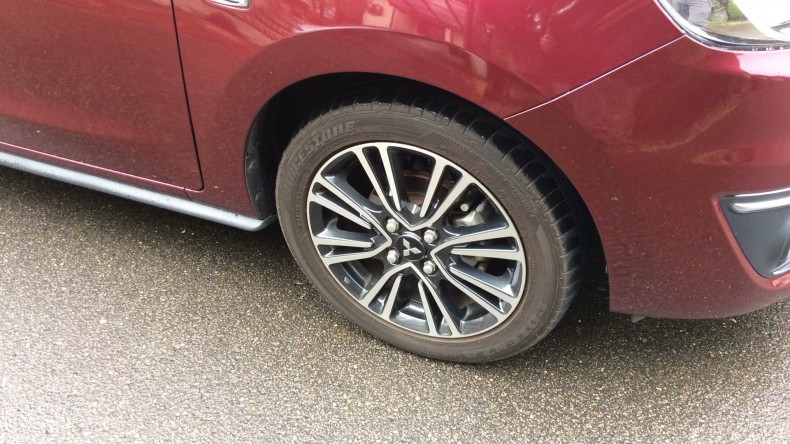 タイヤホイール前