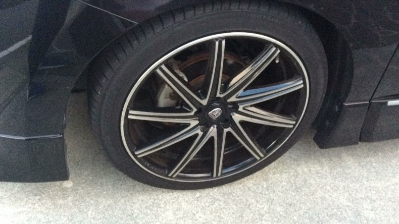 タイヤホイール前