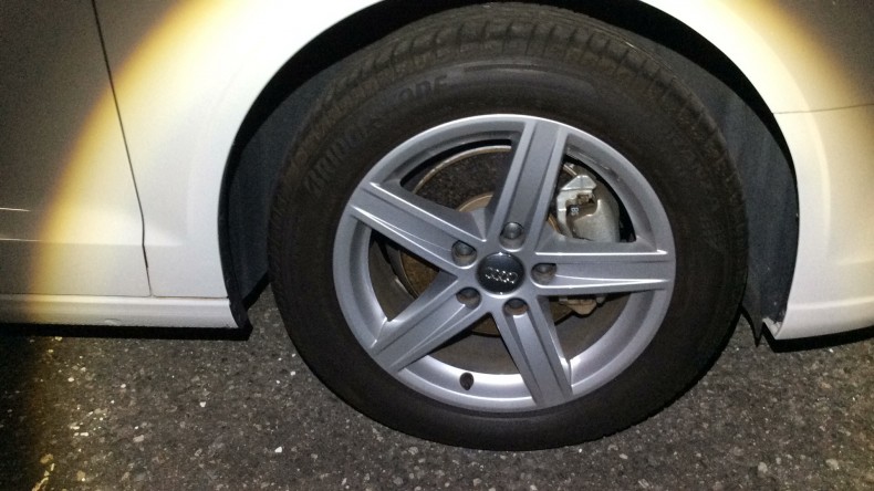 タイヤホイール前