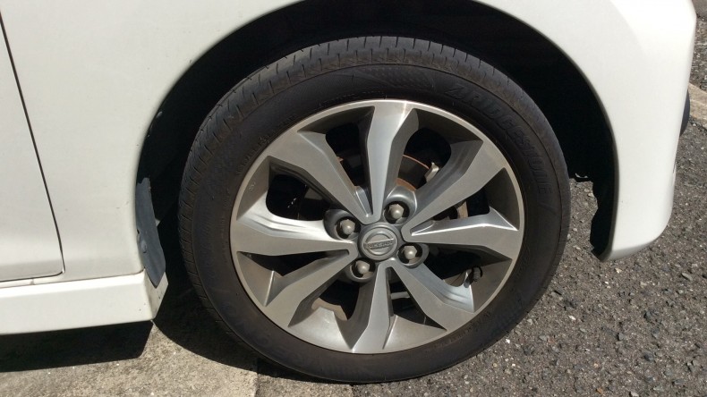 タイヤホイール前