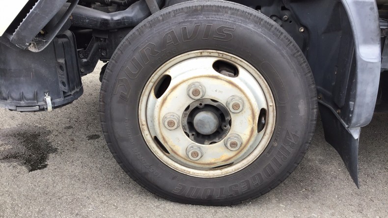 タイヤホイール前