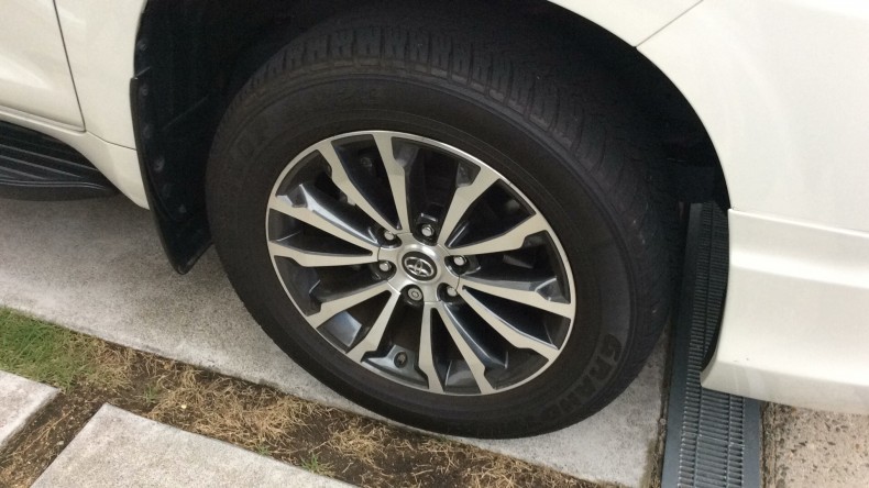 タイヤホイール前