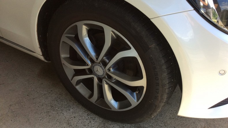 タイヤホイール前