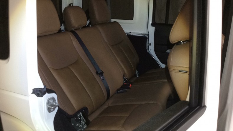 内装後方シート