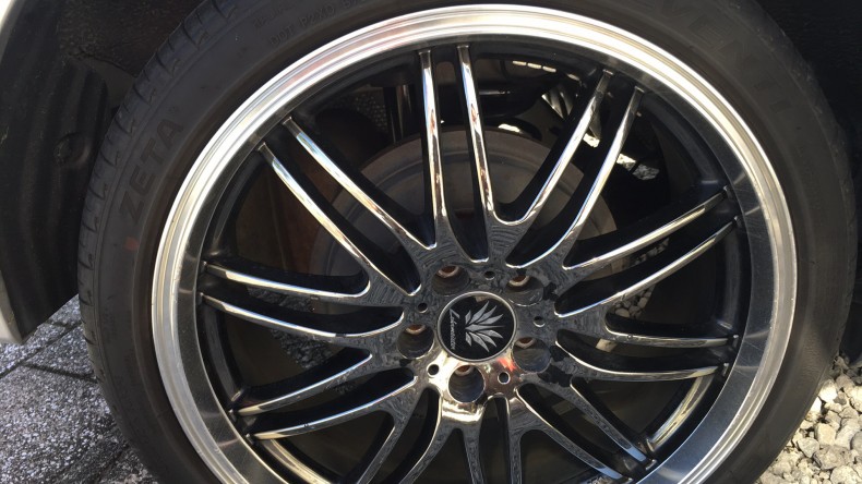 タイヤホイール前