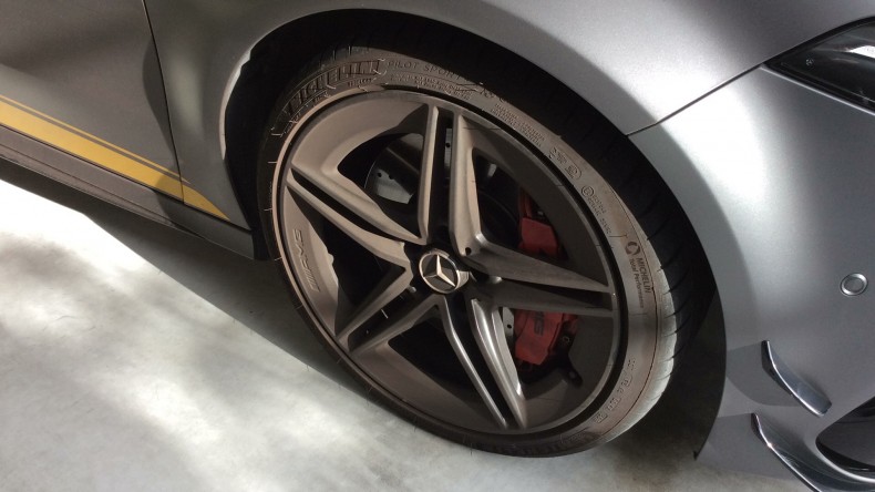 タイヤホイール前