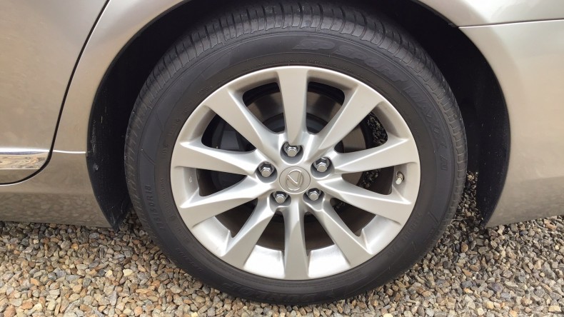 タイヤホイール前