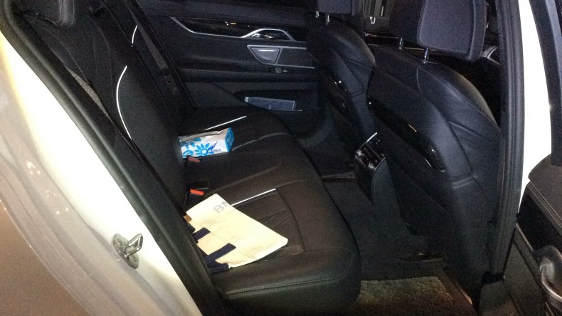 内装後方シート