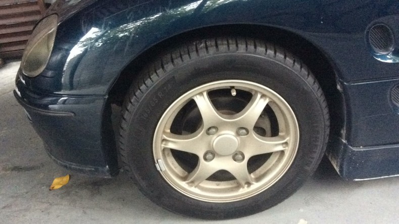 タイヤホイール前