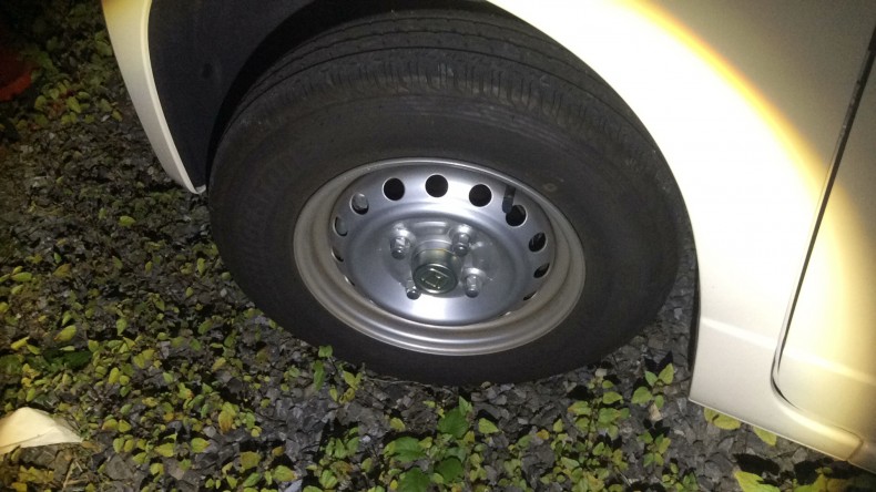タイヤホイール前