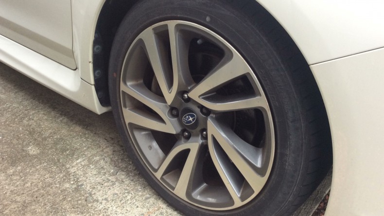 タイヤホイール前