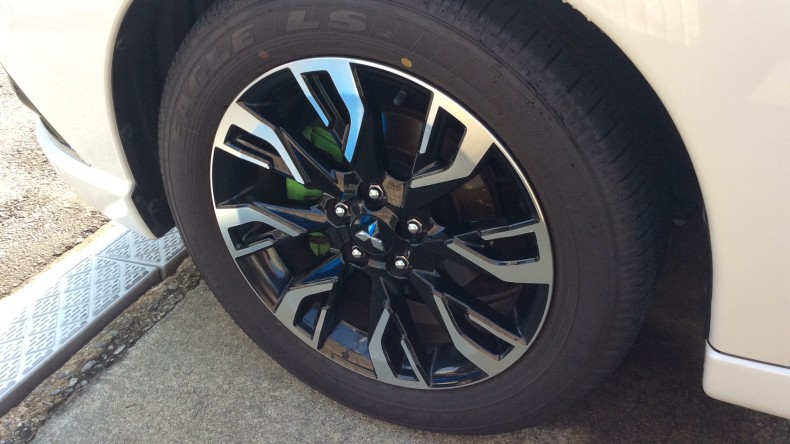 タイヤホイール前