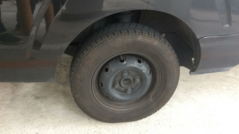 タイヤホイール前