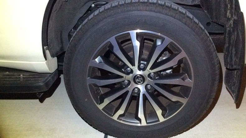 タイヤホイール前