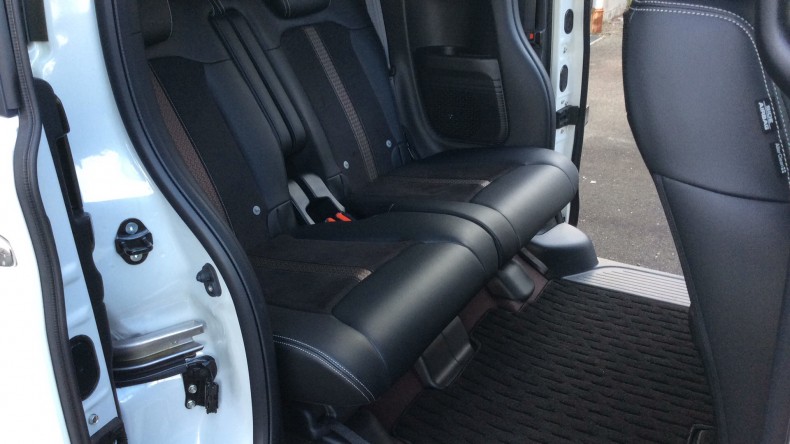 内装後方シート