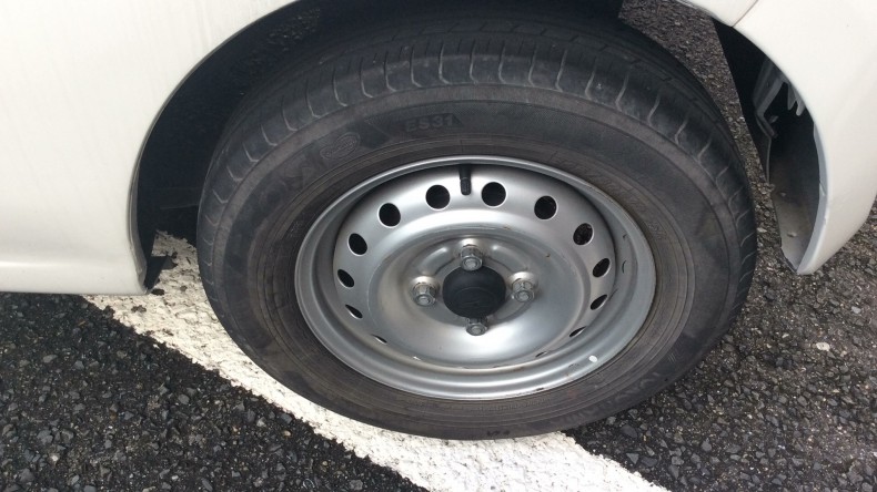 タイヤホイール前