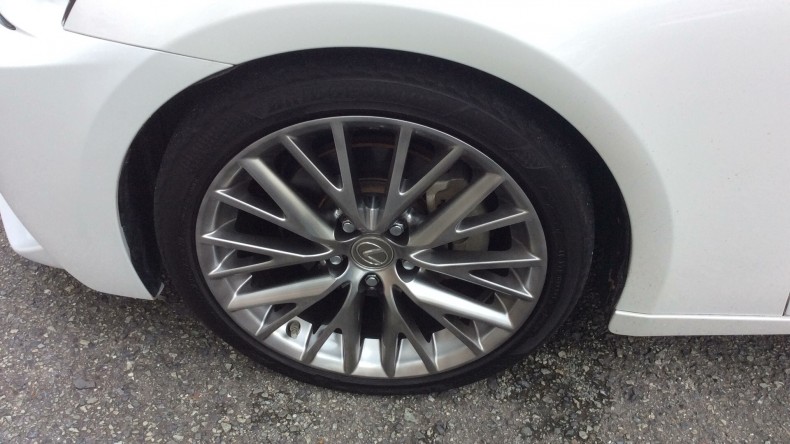 タイヤホイール前