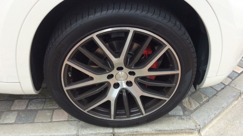 タイヤホイール前