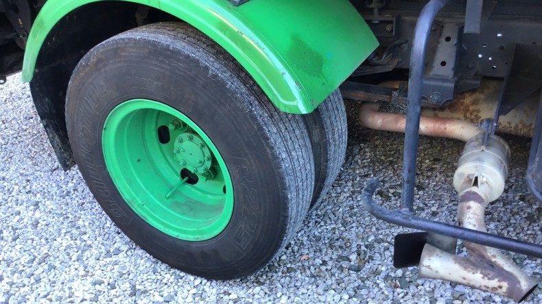 タイヤホイール前