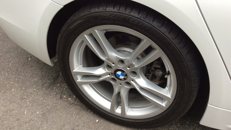 タイヤホイール前