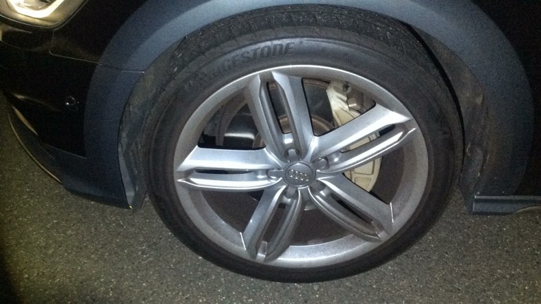 タイヤホイール前