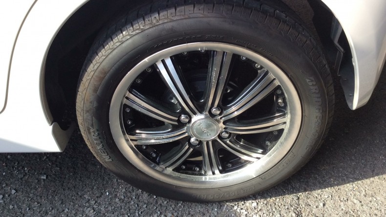 タイヤホイール前