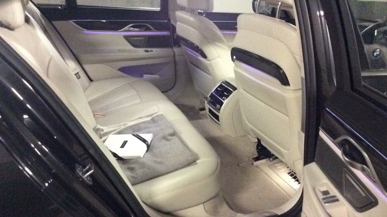 内装後方シート