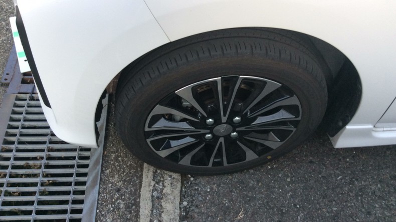 タイヤホイール前