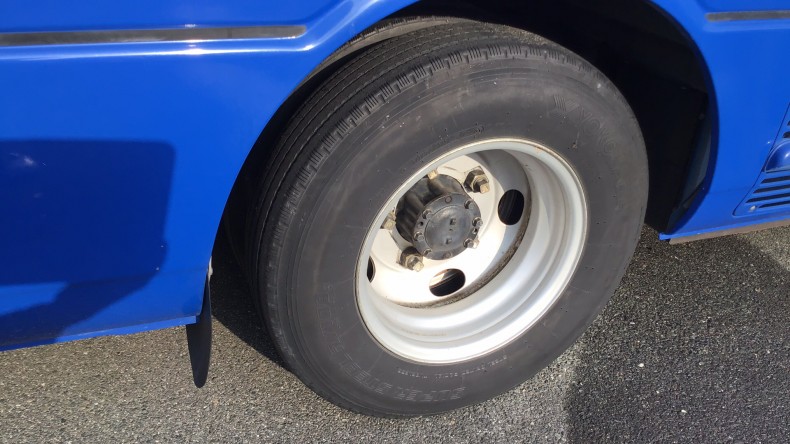 タイヤホイール前