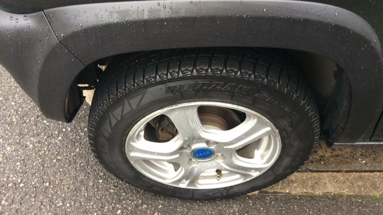 タイヤホイール前