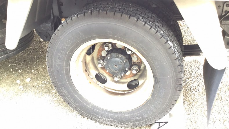 タイヤホイール前