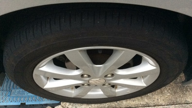 タイヤホイール前