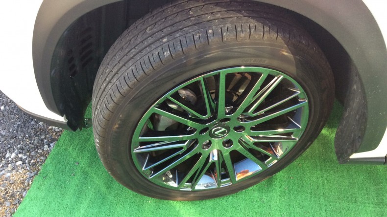 タイヤホイール前